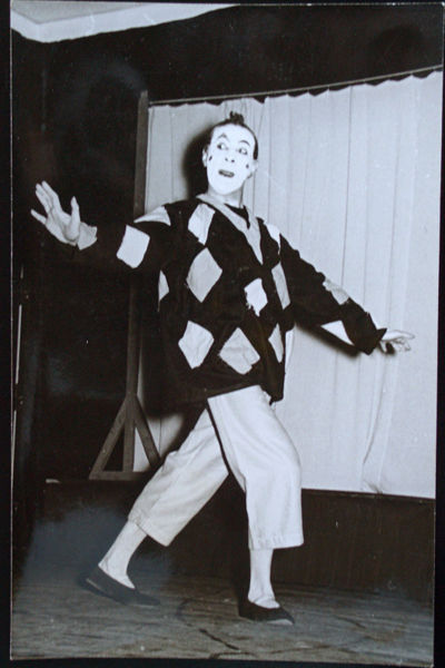 Ad: 400px-Jean_Soubeyran_als_Harlekin_2.JPG
Gösterim: 957
Boyut: 40.0 KB