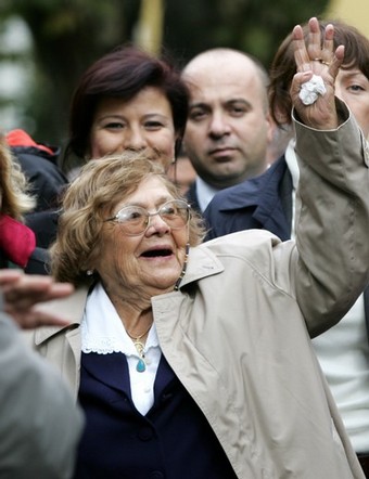 Ad:  muazzez_ilmiye_cig.jpg
Gsterim: 1591
Boyut:  40.2 KB