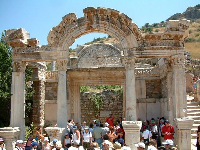 Ad:  Efes_Hadrian_temple.jpg
Gsterim: 796
Boyut:  73.1 KB