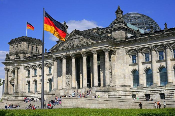 Ad:  800px-Berlin_reichstag_CP.jpg
Gsterim: 676
Boyut:  79.1 KB