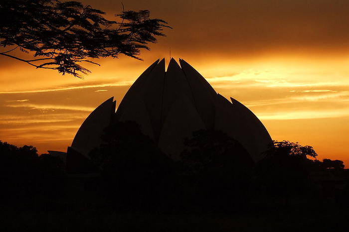 Ad:  800px-Lotus-Temple-Sunset-01.jpg
Gsterim: 1035
Boyut:  31.2 KB