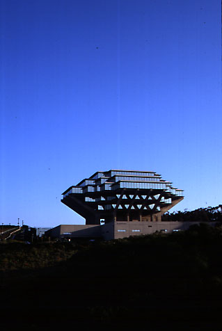Ad: geisel-building-3.jpg
Gösterim: 675
Boyut: 19.7 KB