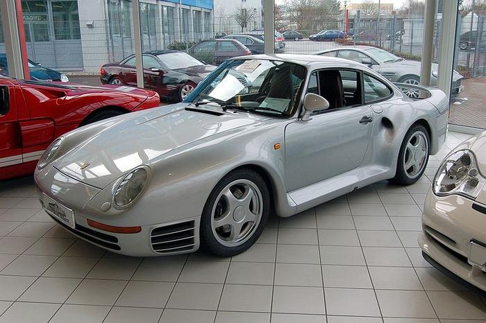 Ad:  800px-Porsche_959_silver_at_Auto_Salon_Singen.jpg
Gsterim: 216
Boyut:  66.9 KB