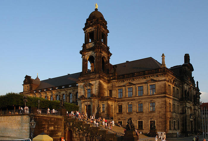 Ad:  800px-Dresden-Staendehaus-sunset.jpg
Gsterim: 475
Boyut:  67.5 KB