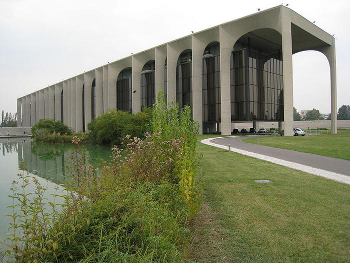 Ad:  800px-Mondadori-headquarters-with-pond.jpg
Gsterim: 321
Boyut:  74.8 KB