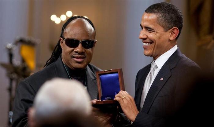 Ad: 800px-Barack_Obama_presents_Stevie_Wonder_with_Gershwin_Award_2-25-09.jpg
Gösterim: 590
Boyut: 28.4 KB