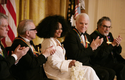 Ad:  Diana_Ross_is_applauded_by_her_fellow_Kennedy_Center_honorees.jpg
Gsterim: 259
Boyut:  68.3 KB