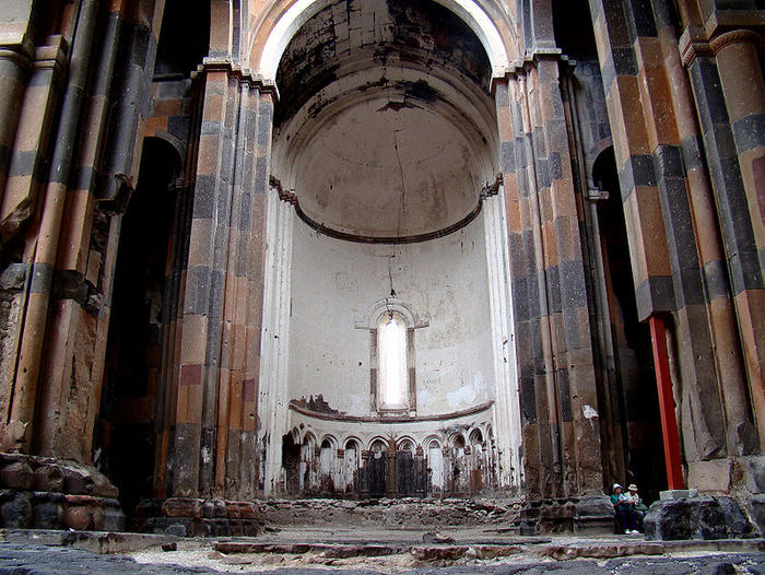 Ad:  799px-Ani_Inside_Cathedral.jpg
Gsterim: 193
Boyut:  102.4 KB