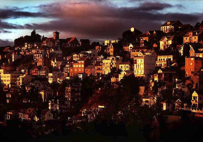 Ad:  800px-Antananarivosunset.jpg
Gsterim: 184
Boyut:  69.9 KB