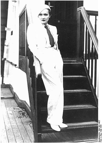 Ad:  430px-Bundesarchiv_Bild_102-14627,_Marlene_Dietrich.jpg
Gsterim: 360
Boyut:  44.6 KB