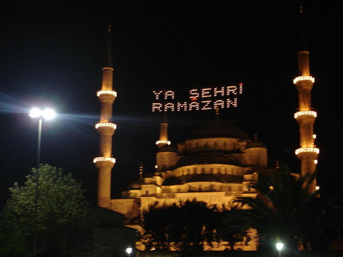 Ad:  800px-Istanbul.Sultanahmet.BlueMosque.Ramazan.02.jpg
Gsterim: 227
Boyut:  37.3 KB