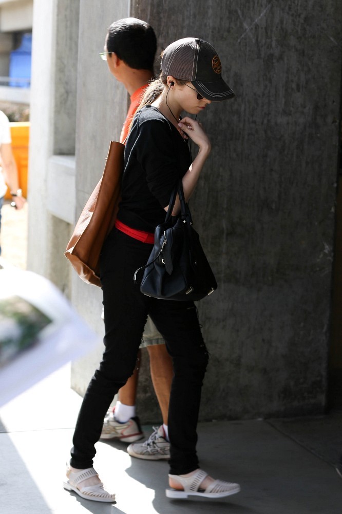 Ad:  Anna+Kendrick+Anna+Kendrick+Seen+LAX+wR-3_t-Veegx.jpg
Gsterim: 267
Boyut:  100.2 KB