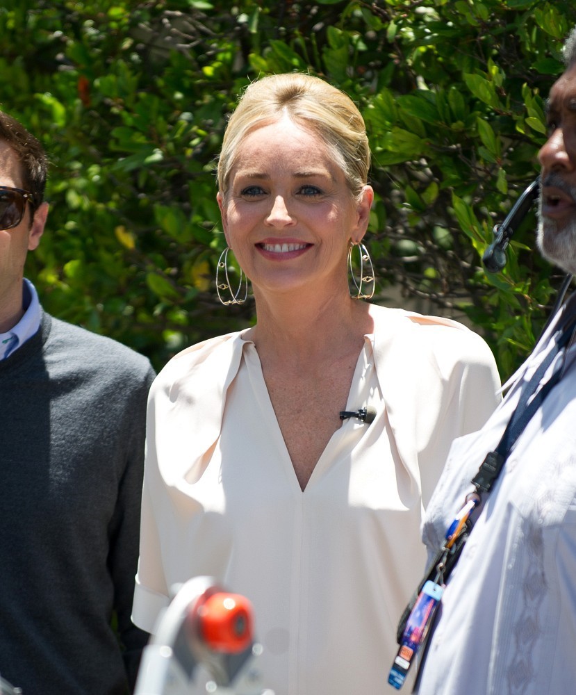 Ad: Sharon+Stone+Sharon+Stone+Stops+Extra+p1QRsAYJKfBx.jpg
Gösterim: 244
Boyut: 171.4 KB