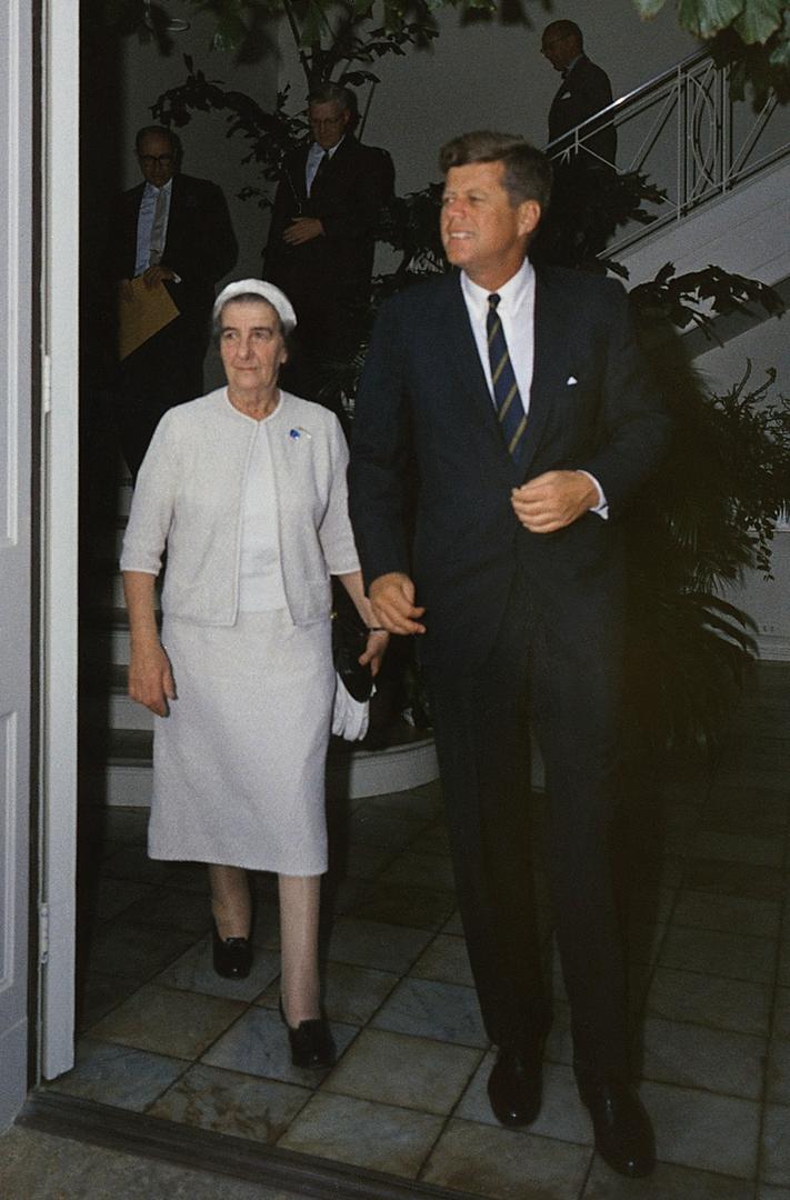 Ad: Golda Meir ve kennedy.jpg
Gösterim: 609
Boyut: 82.4 KB