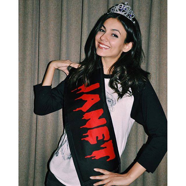 Ad:  Victoria-Justice.JPG
Gsterim: 272
Boyut:  61.8 KB