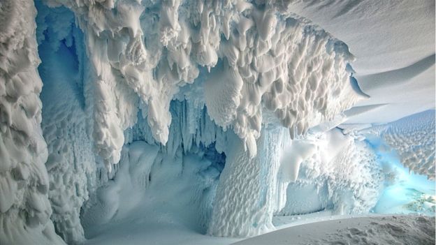 Ad: _97720412_ice_cave_5_insideanicecaveontheerebusglaciertonguerossislandantarcticanearmcmurdostati.jpg
Gösterim: 773
Boyut: 41.8 KB