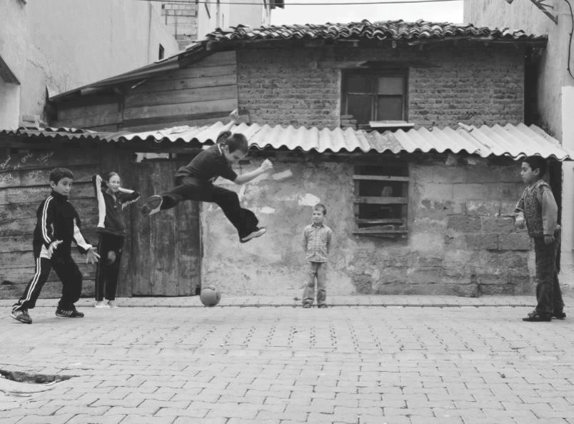 Ne verirsen onu alr bir ocuk.